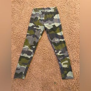 Cat and jack camo green leggings (SMALL HOLE ON LEFT KNEE) L(10-12)
